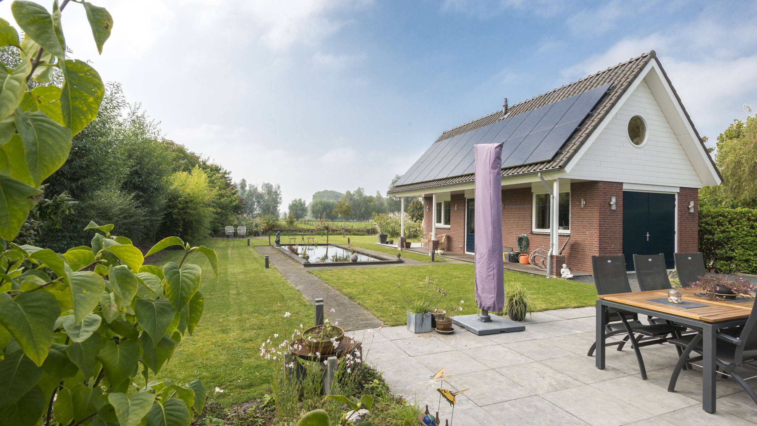 Rustgevende tuin met spiegelvijver